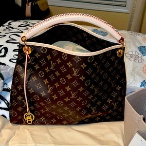 Louie Vuitton Artsy bag NWT Never used
